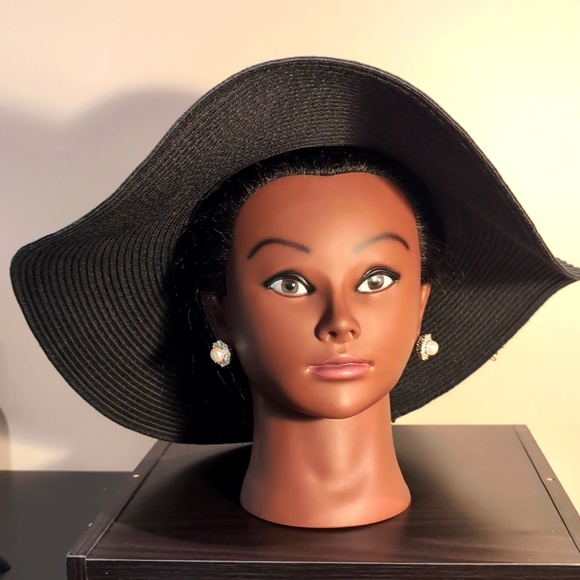 Simple Pearl Earstuds - Picture 5 of 11